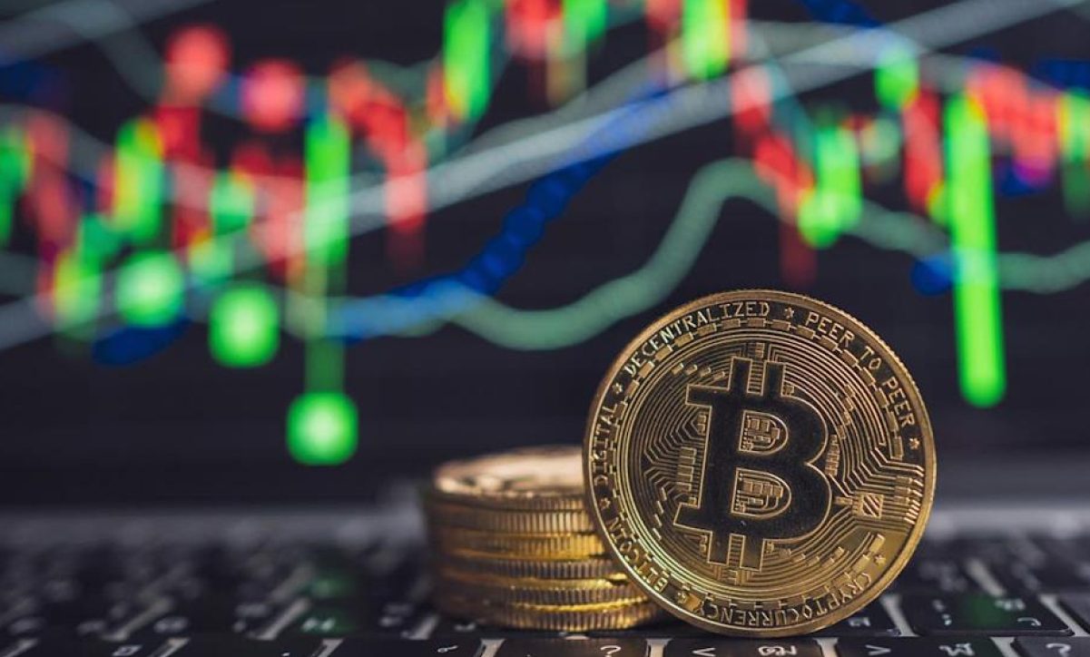 طلا در آستانه رکورد تاریخی ۴۰۰۰ دلار؛ سیگنال صعود برای بیت‌کوین؟