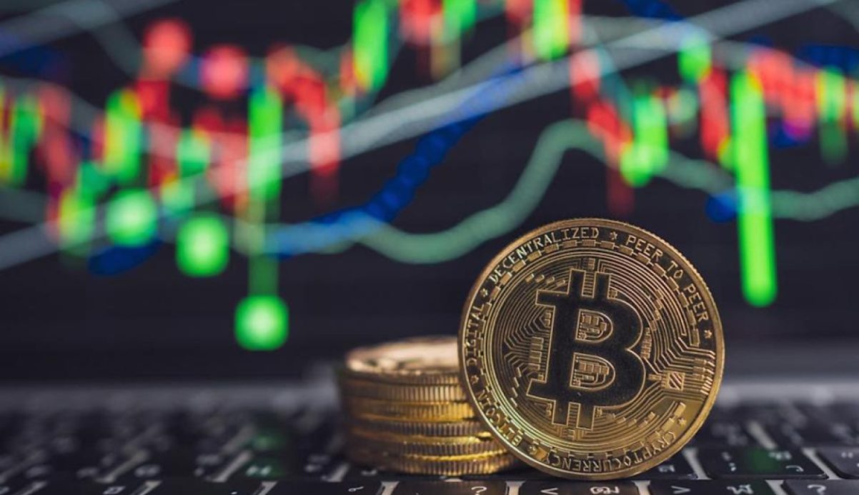 طلا در آستانه رکورد تاریخی ۴۰۰۰ دلار؛ سیگنال صعود برای بیت‌کوین؟