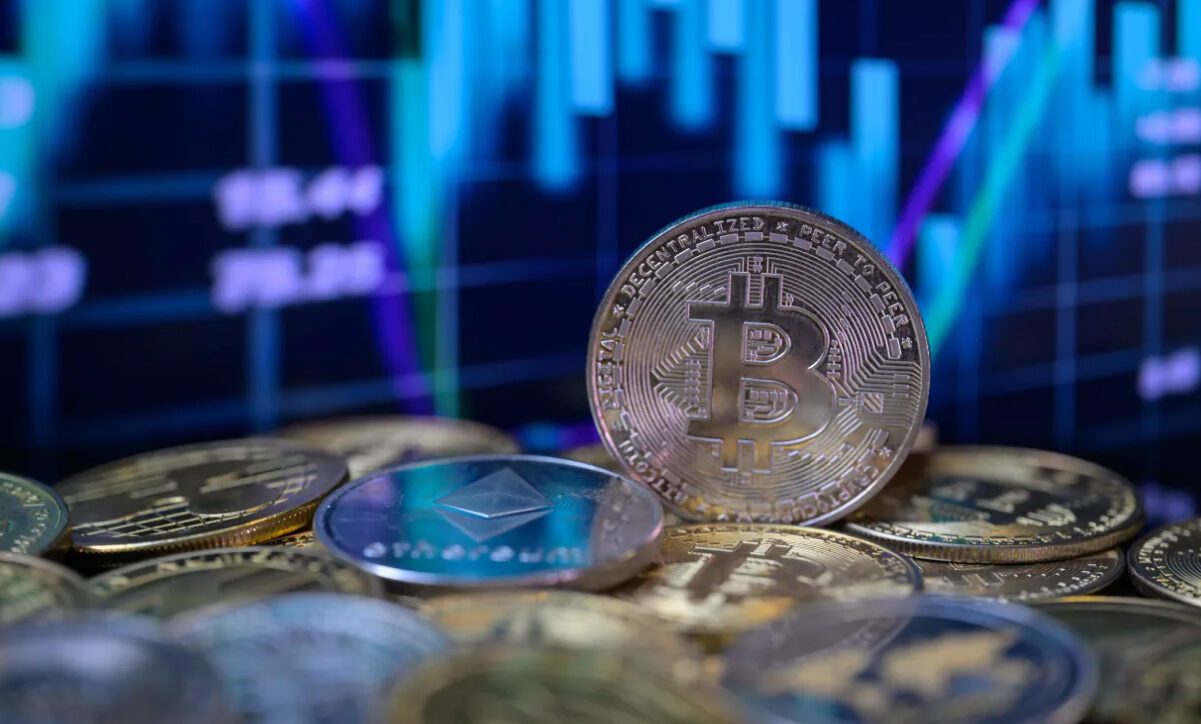 بیت‌کوین به سوی ۷۵ هزار دلار یا آغاز یک «روند نزولی»؟ پنج نکته مهم این هفته