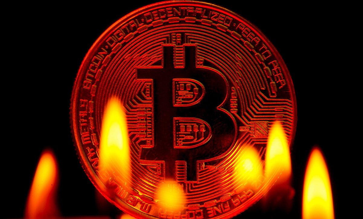 کاهش ۲۲ درصدی قیمت بیت کوین؛ سایه سقوط تاریخی ۲۰۱۸ دوباره ظاهر شد؟