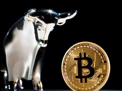 بازگشت بیت‌کوین به ۷۰ هزار دلار؛ بازار کریپتو در آستانه هفته‌ای سرنوشت‌ساز