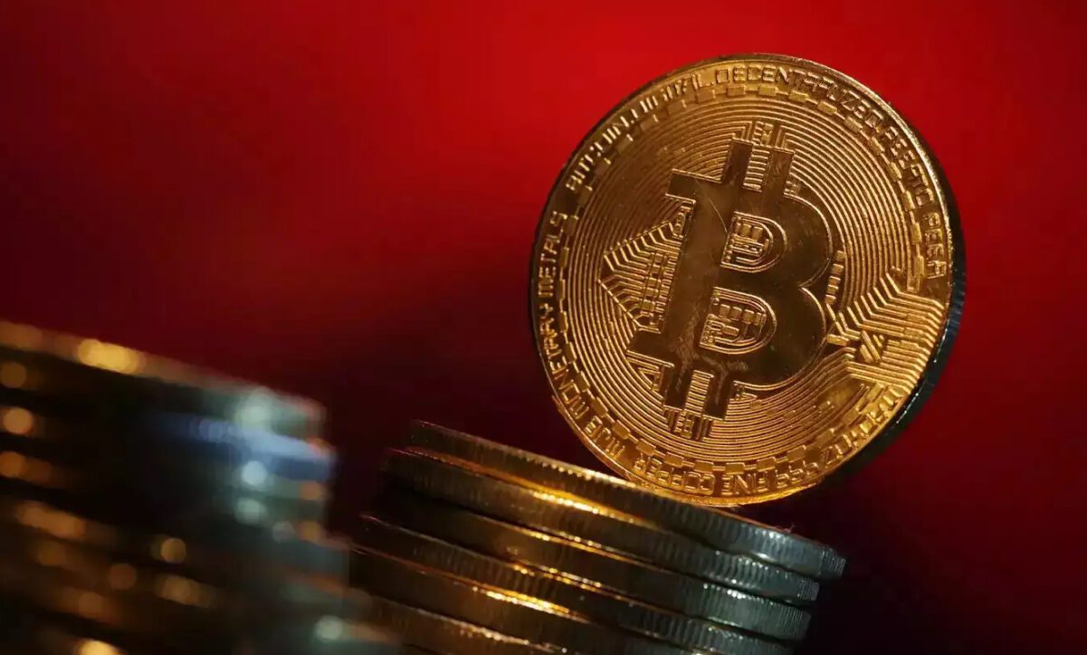 احتمال ادامه ریزش بیت‌کوین؛ افزایش خرید سرمایه‌گذاران خرد زیر ۷۰ هزار دلار