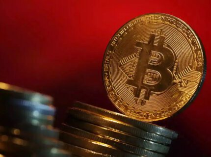 احتمال ادامه ریزش بیت‌کوین؛ افزایش خرید سرمایه‌گذاران خرد زیر ۷۰ هزار دلار