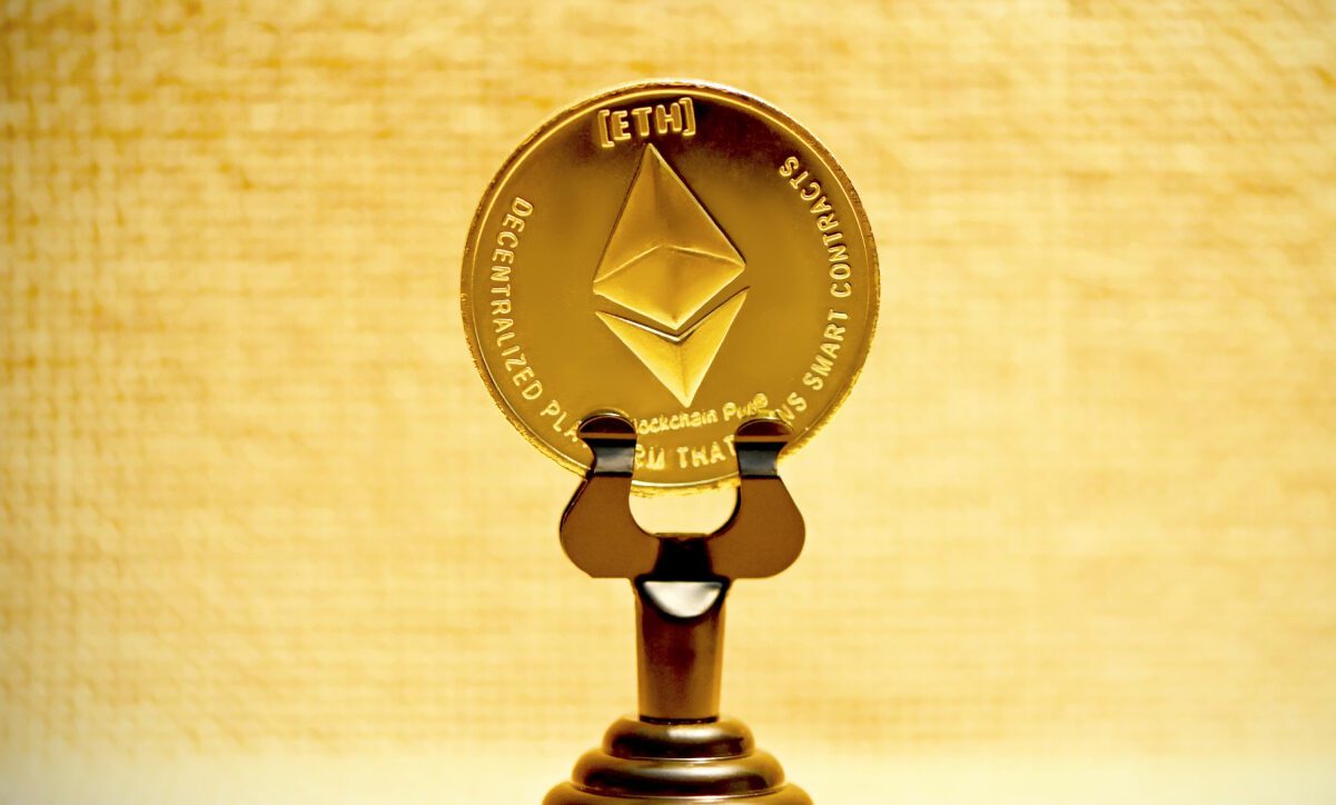 «مثلث طلایی» اتریوم؛ سیگنالی که مسیر بعدی قیمت را نشان می‌دهد