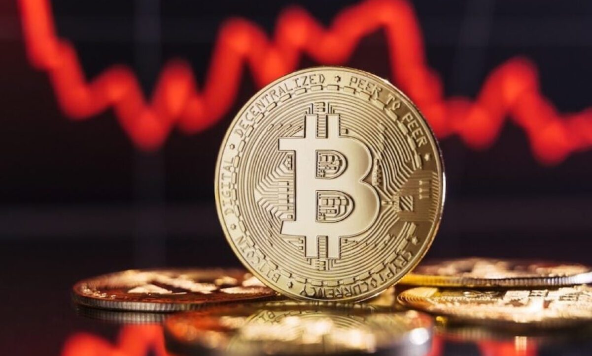 بیت کوین بخشی از رشد آخر هفته را از دست داد؛ سطح ۸۰ هزار دلار همچنان در خطر است