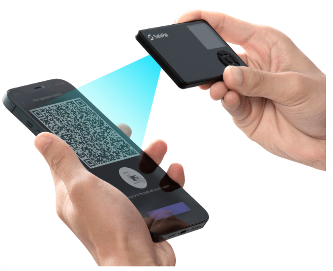 اسکن کد QR توسط SafePal S1 از روی گوشی برای امضای تراکنش؛ منبع: SafePal