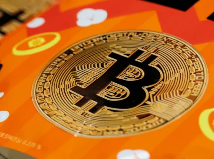 ثبات قیمت بیت کوین بالای ۸۱ هزار دلار؛ ادامه خروج سرمایه از ETFها